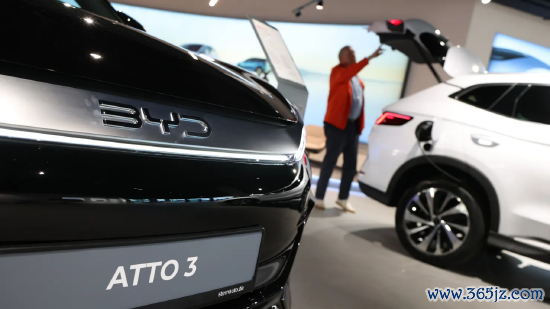 2025 年 5 月 23 日，德国柏林，一位潜在客户在经销商内稽查中国制造商比亚迪的电动汽车。