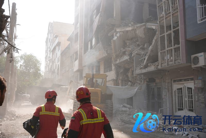 这是6月13日在伊朗都门德黑兰拍摄的在以军热切中受损的建筑。新华社